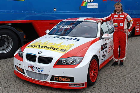 Kristian Poulsen stiller til start i sin hvide BMW 320 Si, en bil han sidst kørte med i Tyskland i august.
